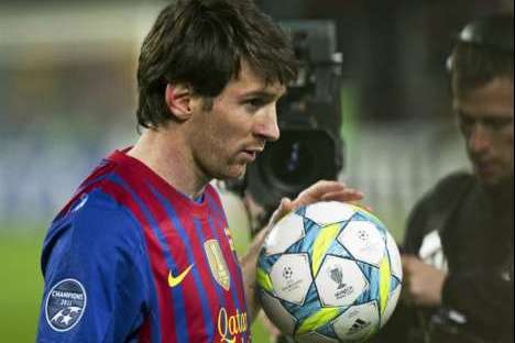 Messi com a bola do jogo Barcelona-Bayer Leverkusen, em que marcou cinco golos