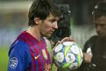 Messi com a bola do jogo Barcelona-Bayer Leverkusen, em que marcou cinco golos