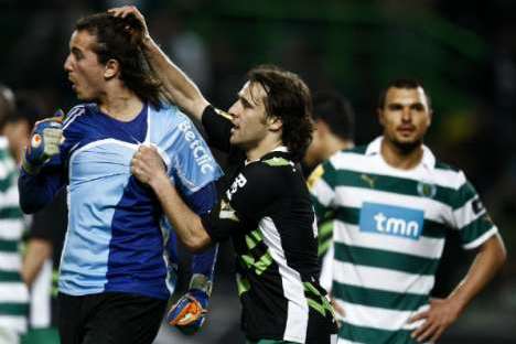Sporting-Moreirense (19/01/12): guarda-redes Ricardo é felicitado pelos colegas