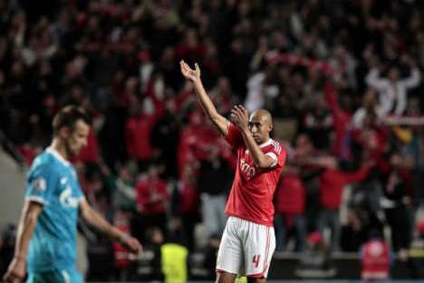 Benfica-Zenit, 06/03/12. Foto 43: Luisão agradece aos adeptos