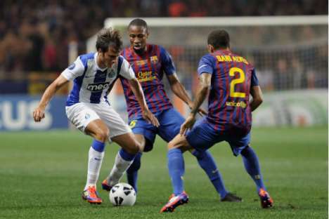 Supertaça Europeia: Barcelona vs FC Porto (foto 07, Kléber entre adversários)
