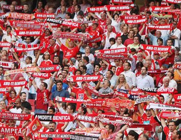 Adeptos do Benfica 2: slbenfica.pt