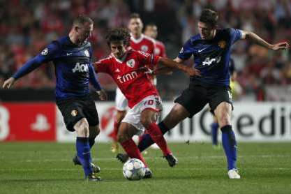 Benfica-Manchester United (14/09/11): foto 06 - Aimar vs Rooney e Carrick