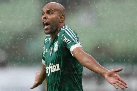 Alecsandro reage em jogo do Palmeiras