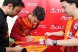 Alex Telles assina camisola do Galatasaray