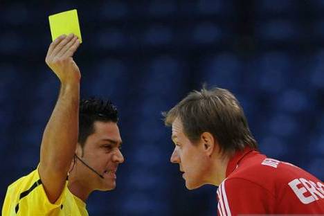 Árbitro mostra cartão amarelo a treinador