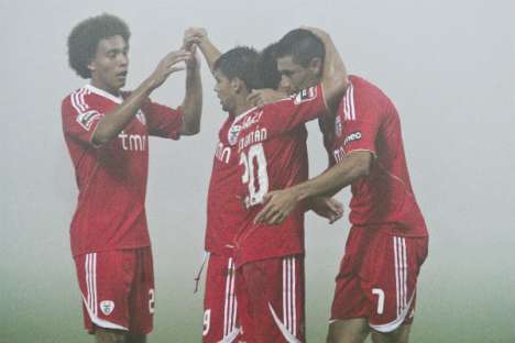 Benfica festeja no nevoeiro na Choupana