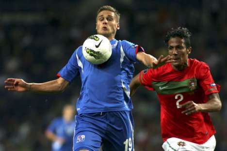Portugal vs Islândia: Bruno Alves persegue adversário