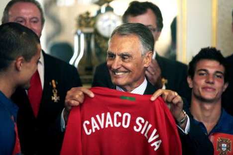 Cavaco Silva condecora seleção de sub-20