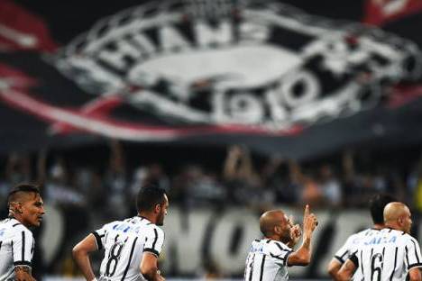 Corinthians (Jogadores festejam com bandeira em fundo)