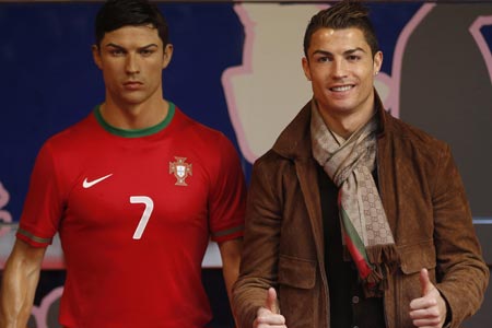 Cristiano Ronaldo (Ao lado da sua estátua de cera)