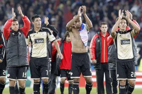 Basileia 0-2 Benfica: Jogadores encarnados agradecem apoio no fim do jogo