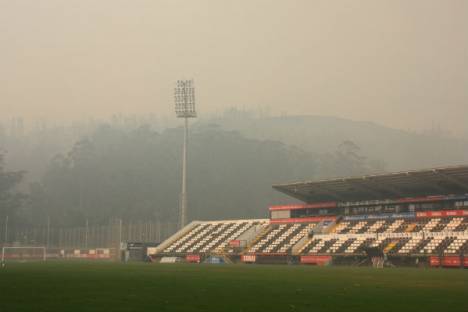 Estádio do Nacional com fumo de incêndios