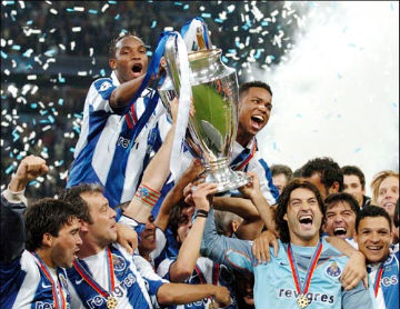 FC Porto com Taça dos Campeões Europeus (2004): fcporto.pt