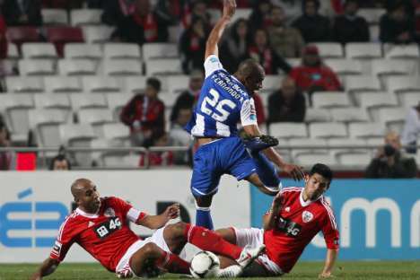 Benfica-FC Porto (02/03/12): Fernando entre Luisão e Nolito