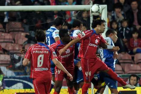Gil Vicente-FC Porto disputa de bola