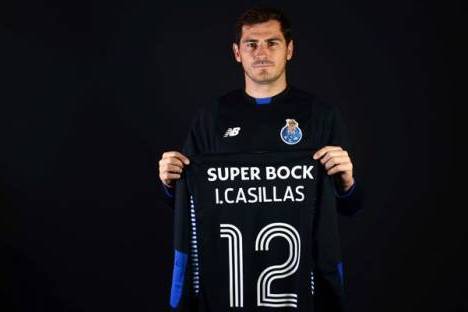 Iker Casillas (FC Porto) exibe camisola 12