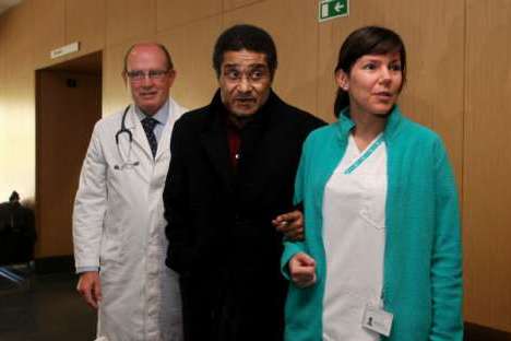 Eusébio no hospital, com médico João Sá e enfermeira