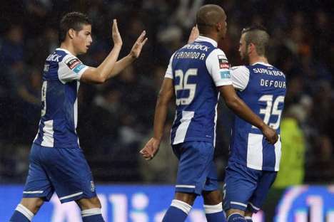 FC Porto-Rio Ave (14/01/12): James celebra com Defour 
