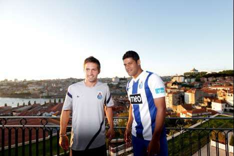 João Moutinho e Hulk com o novo equipamento do FC Porto para a temporada 2011/12