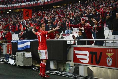 Jonas (Benfica) Festeja com adeptos