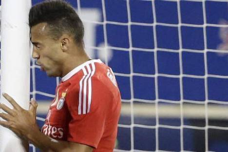 Marçal (Benfica) Cabeceia o poste em desalento