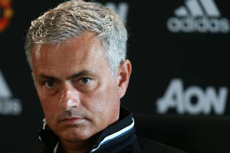 Mourinho olha em conferência de imprensa (Manchester)