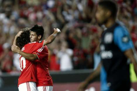 Nolito festeja com Aimar (Benfica vs Arsenal)