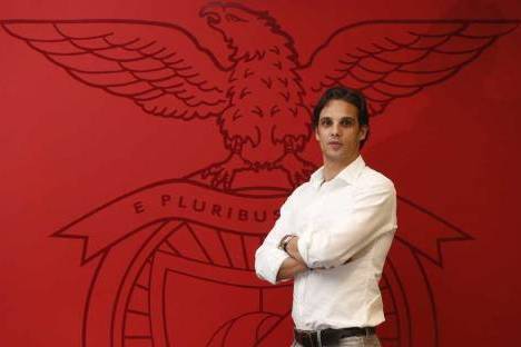 Nuno Gomes (Diretor formação Benfica) simbolo Benfica por trás