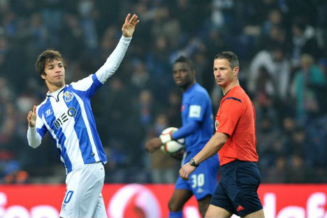 Óliver Torres acena (FC Porto)