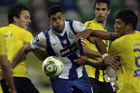 Beira-Mar-FC Porto (10/12/12): Hulk entre Zhang e Tavares
