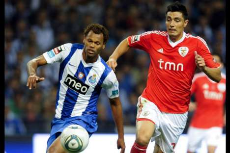 FC Porto - Benfica (23/09/11) - Foto 05: Rolando vs Cardozo