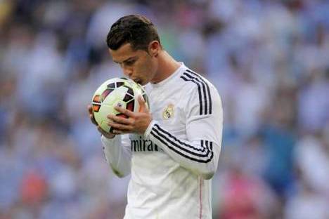 Cristiano Ronaldo beija bola