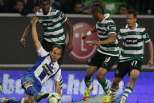 Sporting-FC Porto: Belluschi entre trio de adversários