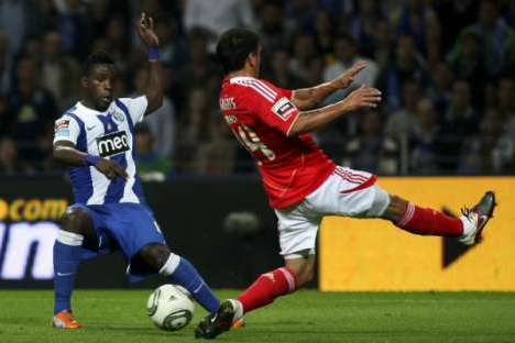 FC Porto - Benfica (23/09/11) - Foto 27: Varela vs Maxi Pereira