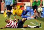 Neymar (Brasil) derrubado por Jermaine Jones (EUA)