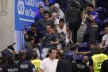 Benfica campeão de basquetebol: violência no final do jogo