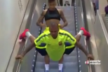 Vídeo: Dani Alves desce escadas
