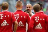 Guardiola conversa com jogadores (treino Bayern)