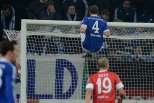 Imagens de 19/12/12 - Schalke 04 vs Mainz: Höwedes pendurado na barra