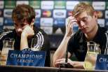 Imagens de 20/11/12 - Jogadores do Bayern aborrecidos em conferência de imprensa