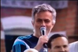 Vídeo: Mourinho canta hino do Chelsea