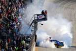 Imagens de 01/10/12 - NASCAR: Brad Keselowski celebra vitória em Dover
