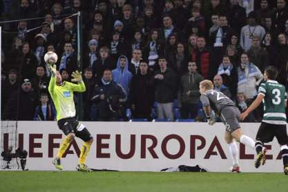 Manchester City-Sporting (15/03/12): Rui Patrício defende remate de Hart