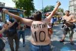 Protesto em Kiev: mulher contra Platini