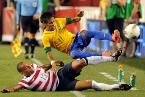 Neymar (Brasil) derrubado por Jermaine Jones (EUA)