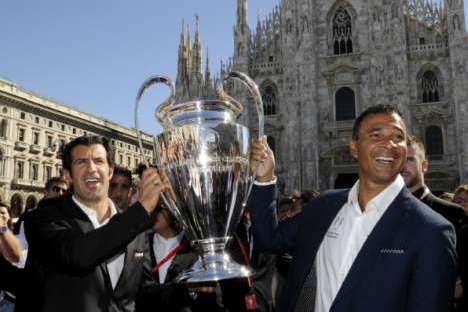 Imagens de 14/09/12 - Futebol: Figo e Gullit com o troféu da Liga dos Campeões na Catedral de Milão