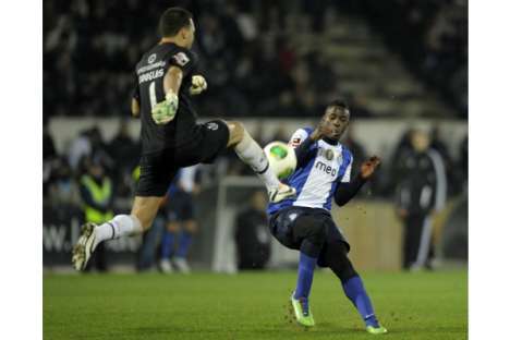 V. Guimarães-FC Porto (02/02/13): Douglas vs Varela (Getty Images)