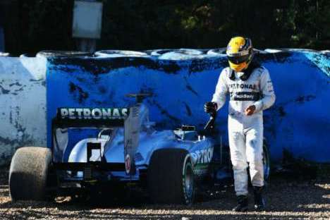 Lewis Hamilton despista-se na estreia pela Mercedes