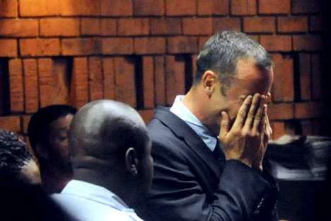 Oscar Pistorius chora em tribunal (foto 01)